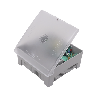 Fuente de Poder con Gabinete de 4 Salidas de 11 - 15 Vcc / 5 Amper /  Voltaje de Entrada: 96 - 264 Vca / Soporta Protección contra Sobrecorriente de Salida, Protección contra Cortocircuito / Led Indicador