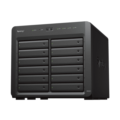 NAS Synology DiskStation DS2422+ | 12 Bahías | Expandible a 24 Bahías | Procesador AMD Ryzen Quad-Core | Hasta 32 GB DDR4 ECC | Caché NVMe SSD | Redes 10/25GbE | Compatible con Virtualización y Vigilancia.
