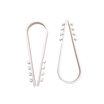 Bolsa con 100 clips sujetadores de plástico para cables de 19 a 25 mm. Ideales para instalaciones en pared, brindan sujeción firme y segura.