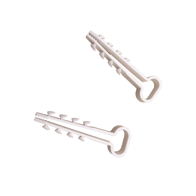Bolsa con 100 clips sujetadores de plástico para cables de 6 a 12 mm. Ideales para instalaciones en pared, brindan sujeción firme y segura.