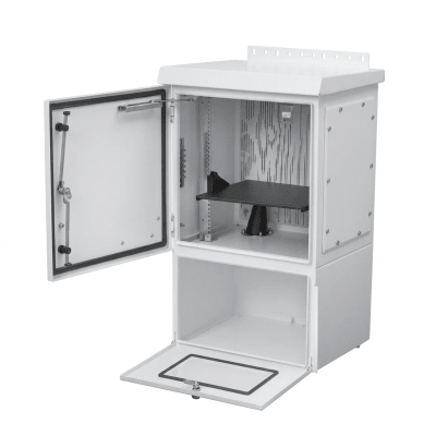 Gabinete Para Exterior OSP ComLine de 18 UR con espacio para Baterías, 600 mm de Ancho, 500 mm de Profundidad De Aluminio, Color Gris Claro Con Protección NEMA 4/12/4X/3/3R; IP66