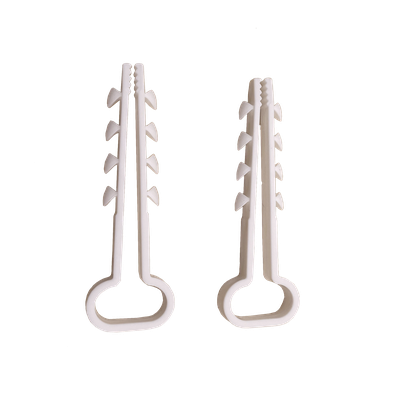 Bolsa con 100 clips sujetadores de plástico para cables de 6 a 12 mm. Ideales para instalaciones en pared, brindan sujeción firme y segura. - Imagen 3